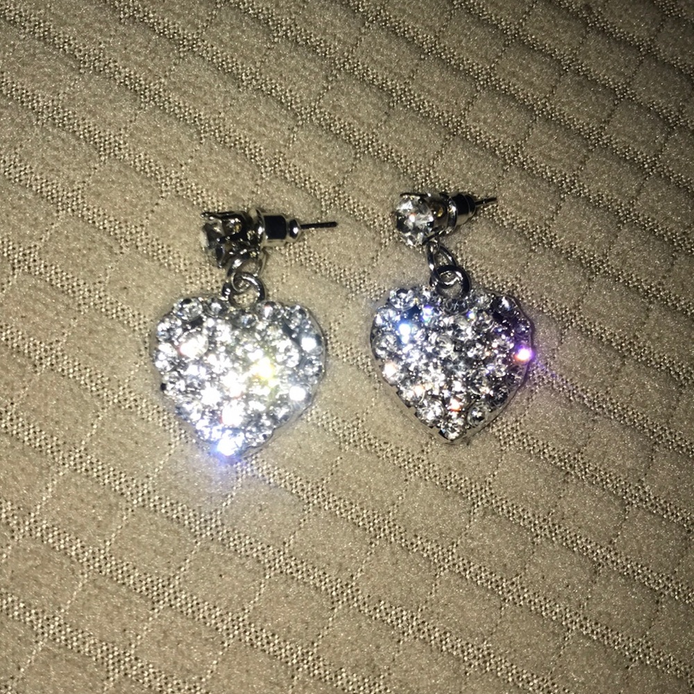 Gold or Siler Heart Fashion Pierced Earrings NWT Dainty Delicate - Picture 2 of 3